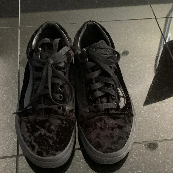 Vans Old Skool Velvet Men’s Black Sneakers - Picture 2 of 8